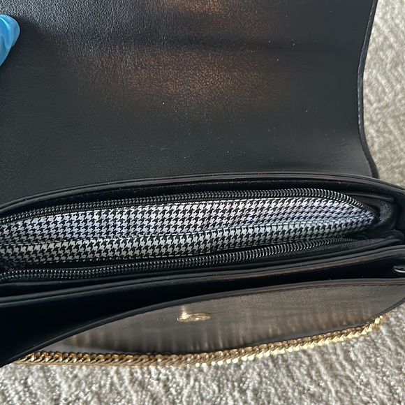 Black structured bag with gold chain handle - Picture 3 of 7